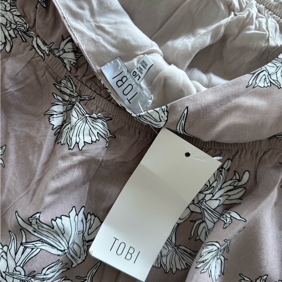 Flowery, halter mini dress from Tobi, size large & brand new - Picture 4 of 4